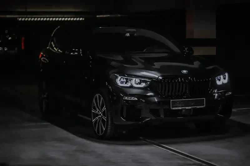Чёрный BMW X5 в паркинге