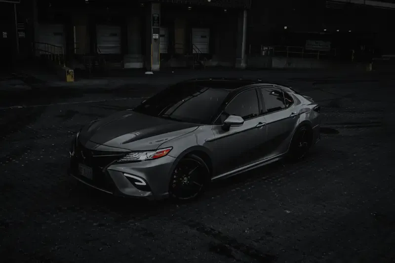 Серая Toyota Camry